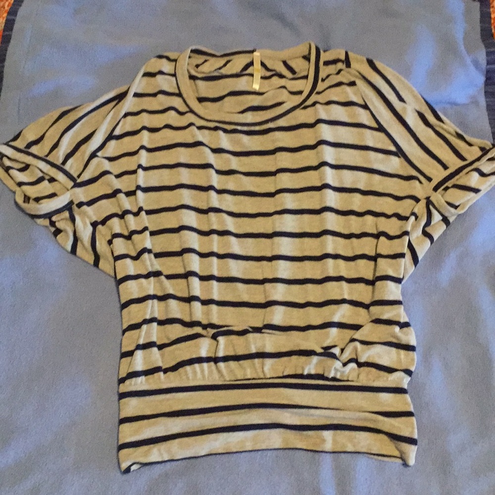 Short sleeve sweater